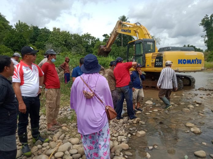 Bupati Bulukumba saat meninjau pekerjaan pengerukan sedimentasi di Bendungan Balangtieng, di Desa Balong, Kecamatan Ujungloe, Kabupaten Bulukumba, Provinsi Sulawesi Selatan. Ahad, (26/12)