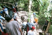 Irigasi Bayang-Bayang Jebol, Bupati Bulukumba Ajak Masyarakat Gotong Royong dan Bantu Material Warga bergotong royong memperbaiki pekerjaan irigasi Bayang-bayang, di Kecamatan Gantarang. Ahad, (26/12)