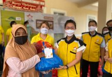 Permabudhi Makassar dan WBI Sulsel Berbagi Untuk Petugas Kebersihan Kota Persatuan Umat Buddha Indonesia) Makassar dan WBI (Wanita Buddhis Infonesia) Sulawesi selatan, berbagi rejeki dengan ibu ibu yang selama ini sudah bekerja keras untuk membuat lingkungan kita menjadi lebih bersih dan indah. Ahad, (25/12/2021)