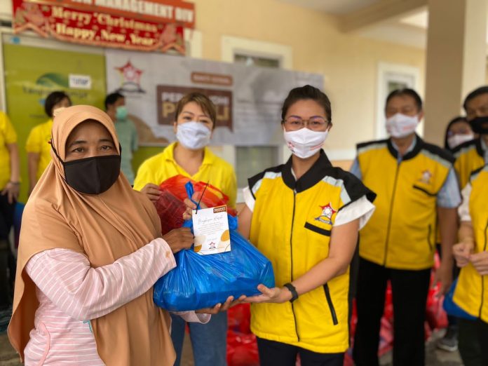 Persatuan Umat Buddha Indonesia) Makassar dan WBI (Wanita Buddhis Infonesia) Sulawesi selatan, berbagi rejeki dengan ibu ibu yang selama ini sudah bekerja keras untuk membuat lingkungan kita menjadi lebih bersih dan indah. Ahad, (25/12/2021)