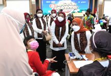 Ibu Negara Hadiri Pelaksanaan Vaksinasi Covid-19 untuk Anak usia 6 -11 tahun Paling kanan, Ibu Iriana Joko Widodo meninjau langsung pelaksanaan vaksinasi Covid-19 untuk anak-anak usia 6-11 tahun. Acara vaksinasi tersebut digelar di Auditorium Siwabessy, Gedung Prof. Sujudi, Kementerian Kesehatan, Jakarta, pada Senin (27/12/2021).