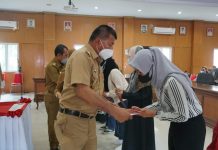 Pemkab Serahkan Beasiswa, Andi Utta Hubungi 2 Koleganya di Luar Negeri untuk Magang Mahasiswa Asal Bulukumba Bupati Muchtar Ali Yusuf saat menyerahkan beasiswa bagi Mahasiswa di Ruang Pola Kantor Bupati Bulukumba. Senin, 27 Desember 2021.