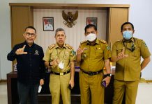 Jubir TPLD Sulsel, Beri Apresiasi Maros Jadi Pintu Gerbang Literasi Numerasi di Sulsel Keterangan Foto: Kadis Pendidikan Maros Ir. H.Takdir, M.M. dan Kadis Perpustakaan Arsip Maros Aminuddin, S.Pd. usai pertemuan terbatas di Kantor Disdik Maros, Senin 27/12 bersama Tokoh Literasi Bachtiar Adnan Kusuma dan ketua IPI Maros Irham Bijaksana