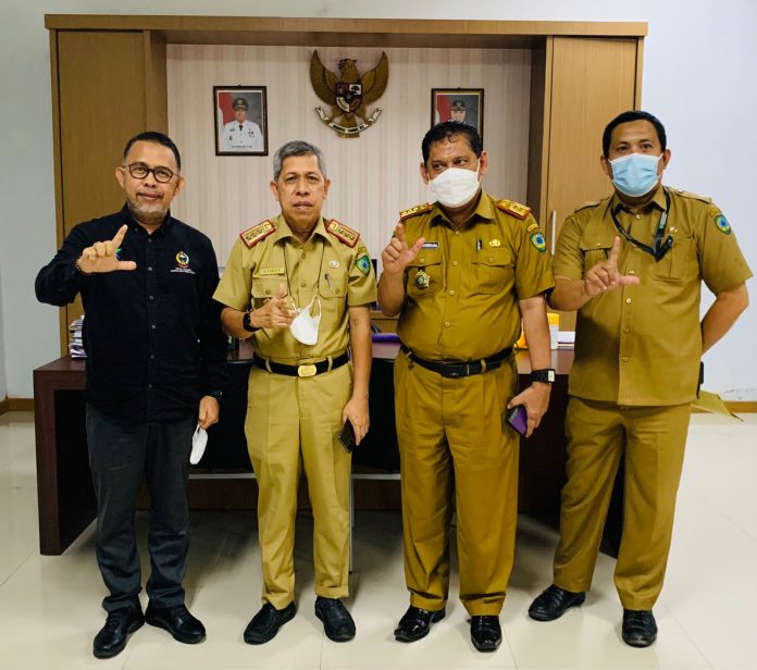 Keterangan Foto: Kadis Pendidikan Maros Ir. H.Takdir, M.M. dan Kadis Perpustakaan Arsip Maros Aminuddin, S.Pd. usai pertemuan terbatas di Kantor Disdik Maros, Senin 27/12 bersama Tokoh Literasi Bachtiar Adnan Kusuma dan ketua IPI Maros Irham Bijaksana