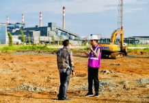 Presiden Tegaskan Pemerintah Akan Setop Ekspor Bahan Mentah Tambang secara Bertahap Presiden Jokowi meninjau pengolahan bijih nikel di Pabrik Smelter, Konawe, Sultra, Senin (27/12/2021). (Foto: BPMI Setpres/Laily Rachev)
