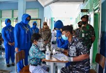 Kuku Tajam Rajawali Laut Menancap di Lengan Siswa SD Hangtuah Kegiatan vaksinasi digelar di Aula SD Hang Tuah 10 Juanda, Jl. Tangkuban Perahu No. 5, Kepuh, Betro, Kecamatan Sedati, Sidoarjo. Senin, (27/12/2021).