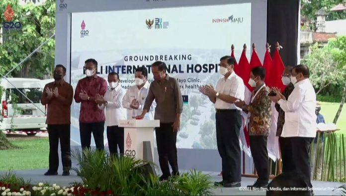 Presiden Jokowi melakukan groundbreaking RS Internasional Bali, Senin (27/12/2021) pagi. (Foto: BPMI Setpres/Laily Rachev)