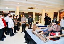 Presiden Tinjau Pameran IKM Bali Bangkit, Jokowi Apresiasi Produk Pengrajin Bali Presiden Jokowi meninjau Pameran IKM Bali Bangkit di Taman Werdhi Budaya Art Centre, Denpasar pada Senin (27/12/2021). (Foto: BPMI Setpres/Laily Rachev)
