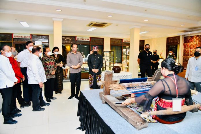 Presiden Jokowi meninjau Pameran IKM Bali Bangkit di Taman Werdhi Budaya Art Centre, Denpasar pada Senin (27/12/2021). (Foto: BPMI Setpres/Laily Rachev)