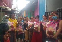 Pimcam Wajo Gelar Kegiatan Bhakti Sosial, Agus Asri: Kegiatan ini Akan Terus Berlanjut Pimpinan Kecamatan Wajo Agus Asri Azis saat bersama warga Kelurahan Melayu RW.6/RT.06 dalam kegiatan bhakti sosial. Selasa, (28/12)