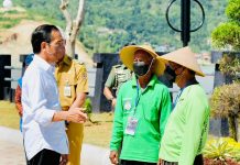 Presiden Jokowi Resmikan Bendungan Pidekso, Petani di Wonogiri Harap Setahun Panen Tiga Kali Presiden Jokowi berdialog dengan petani usai peresmian Bendungan Pidekso, di Wonogiri, Selasa (28/12/2021). (Foto: BPMI Setpres/Laily Rachev)