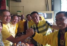 Pensiun dari Kedinasan Andi Bau Sawa Bergabung di Keluarga Besar Partai Golkar Makassar Drs Andi Abdullah Bau Sawa mantan Kadis Kebudayaan Pemkot Makassar saat menerima jaket Golkar dari Ketua DPD Golkar Makassar. Rabu, (29/12)