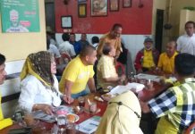 Di Warkop, Appi Konsolidasi di Dapil Mamarita, Temui Pimcam dan Pimlur DPD II Golkar Makassar H. Munafri Arifuddin bersama Pengurus DPD II Golkar Makassar saat menemui Pimcam dan Pimlur Dapil 5 kota Makassar. Di Warkop Tuan Guru Jalan Kumala. Rabu, (29/12)