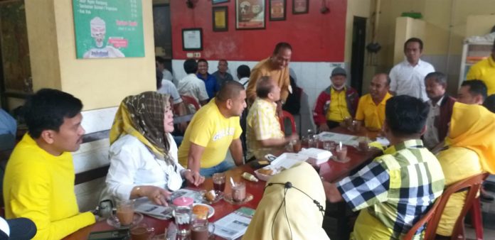 H. Munafri Arifuddin bersama Pengurus DPD II Golkar Makassar saat menemui Pimcam dan Pimlur Dapil 5 kota Makassar. Di Warkop Tuan Guru Jalan Kumala. Rabu, (29/12)