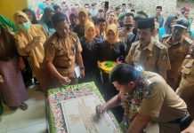 Resmikan Pasar Oro Gading Andi Utta: Penjual Harus Divaksin Bupati Muchtar Ali Yusuf Resmikan Pasar Oro Gading, Desa Oro Gading, Kecamatan Kindang, Kabupaten Bulukumba, Sulawesi Selatan.