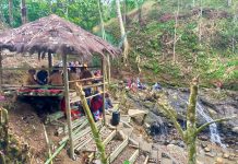 Andi Utta Nikmati Panorama Alam Bukit Emas Pattoengan Bupati Muchtar Ali Yusuf bersama Plt Camat Kindang, Nurdin, Kades Oro Gading HM Nasir di Desa Oro Gading yang rata-rata anggotanya adalah para pemuda remaja Desa Oro Gading. Rabu, (29/12)