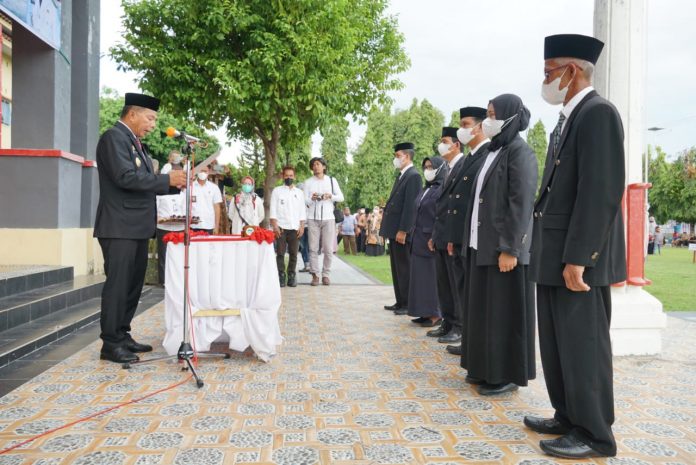 Bupati Bulukumba Muchtar Ali Yusuf saat mengambil sumpah dan melantik 122 Anggota Badan Permusyawaratan Desa (BPD) dari 16 Desa dalam wilayah Kabupaten Bulukumba masa jabatan 2021-2027.