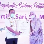 Diperingatan Hari Ibu, Andi Ina: Fisik Saya Memang Perempuan, Tetapi Jiwa Saya Juga Laki-laki Plt. Gubernur Sulsel saat memberi penghargaan kali ketiga kepada Ketua DPRD Sulsel Andi Ina