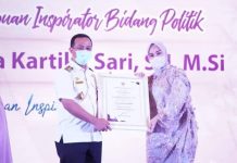 Diperingatan Hari Ibu, Andi Ina: Fisik Saya Memang Perempuan, Tetapi Jiwa Saya Juga Laki-laki Plt. Gubernur Sulsel saat memberi penghargaan kali ketiga kepada Ketua DPRD Sulsel Andi Ina