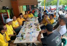 Pimcam dan Pimlur Dapil 1: Kunjungan Appi Memberi Spirit Baru di Partai Golkar Makassar Ketua DPD II Partai Golkar Makassar H. Munafri Arifuddin bersama pengurus Pimcam dan Pimlur Dapil 1 Makassar di Warkop Daeng Anas Jl. Faizal, Banta-Bantaeng, Rappocini. Kamis, (30/12)