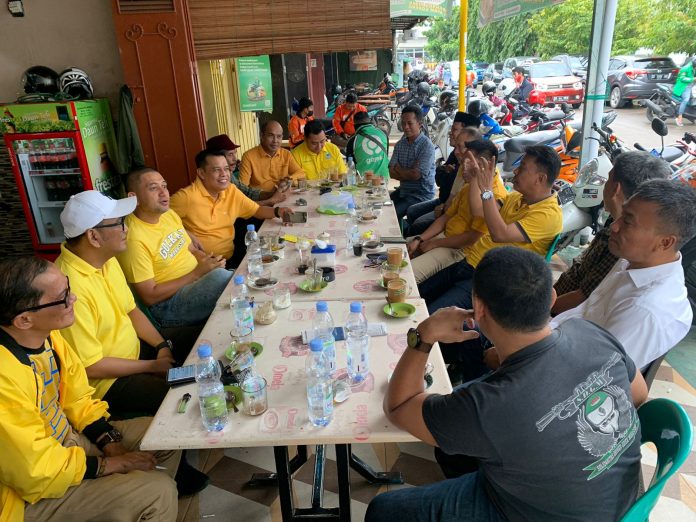 Ketua DPD II Partai Golkar Makassar H. Munafri Arifuddin bersama pengurus Pimcam dan Pimlur Dapil 1 Makassar di Warkop Daeng Anas Jl. Faizal, Banta-Bantaeng, Rappocini. Kamis, (30/12)