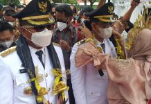 Pemkab Bulukumba Raih Predikat Kepatuhan Tinggi dalam Standar Pelayanan Publik 2021 Bupati H. Andi Muchtar Ali Yusuf dan Wakil Bupati H. Andi Edy Manaf saat masuk rumah jabatan Bupati Bulukumba.