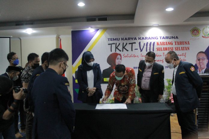 Plt. Gubernur Sulawesi Selatan, Andi Sudirman Sulaiman, saat mendatangani Berita Acara Penetapan dan Pengesahan Andi Ina sebagai Ketua KTSS. Sabtu, Tanggal, 19 Juni 2021 di Hotel Aryaduta Makassar.