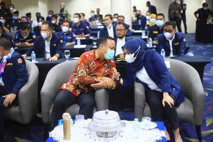 Plt. Gubernur Sulawesi Selatan, Andi Sudirman Sulaiman dan Andi Ina Kartika usai menetapkan Ketua DPRD Sulsel sebagai Ketua KTSS. Sabtu, Tanggal, 19 Juni 2021 di Hotel Aryaduta Makassar.