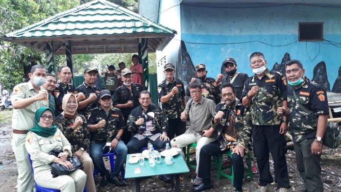 Dr Iqbal Suhaeb, MT, Sekretaris PPM Sulsel bersama Pengurus PD Pemuda Panca Marga Provinsi Sulawesi Selatan usai menggelar program vaksinasi di Sekertariat PD PPM Sulsel Jl. Masjid Raya No.55 Makassar. Kamis, (30/12)