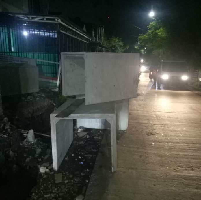 Kondisi pekerjaan Drainase di jalan Raya UVRI tembus ke Gedung LAN Antang. Kamis Malam, (30/12)