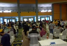 Warga Apresiasi Tim Polda Sulsel Kawal Vaksinasi Pemprov Gebyar vaksinasi yang dilaksanakan di Gedung Celebes Convention Center (CCC) memamerkan sejumlah hadiah undian berupa 30 unit handphone, 300 sepeda, 30 sepeda motor dan satu unit mobil, Jumat (31/12/2021).