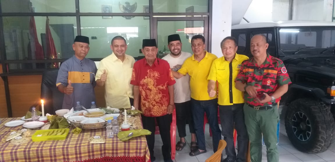 Ketua DPD II Partai Golkar Makassar H. Munafri Arifuddin, SH saat bersilahturahmi ke salah satu tokoh masyarakat di Pasar Daya Drs. H. Andi Hasir HS yang juga Ketua SOKSI kota Makassar. Jumat, (31/12)