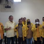 Usai Ngobar Appy, AWT: Lanjut Program Golkar Sehat dan Teras Kuning Ketua DPD II Partai Golkar Makassar H. Munafri Arifuddin, SH saat menyematkan Jaket Kuning berlambangkan partai golkar kepada mantan Lurah Parangloe, Kecamatan Tamanlanrea di Warkop Sija. Jumat, (31/12)