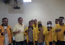 Usai Ngobar Appy, AWT: Lanjut Program Golkar Sehat dan Teras Kuning Ketua DPD II Partai Golkar Makassar H. Munafri Arifuddin, SH saat menyematkan Jaket Kuning berlambangkan partai golkar kepada mantan Lurah Parangloe, Kecamatan Tamanlanrea di Warkop Sija. Jumat, (31/12)