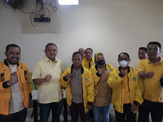 Ketua DPD II Partai Golkar Makassar H. Munafri Arifuddin, SH saat menyematkan Jaket Kuning berlambangkan partai golkar kepada mantan Lurah Parangloe, Kecamatan Tamanlanrea di Warkop Sija. Jumat, (31/12)