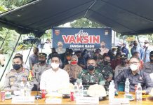 Tutup Tahun 2021, Wabup Edy Manaf Serahkan Hadiah Undian Serbuan Vaksin Wakil Bupati H. Andi Edy Manaf menyerahkan sejumlah hadiah bagi para peserta vaksinasi yang menerima kupon saat melakukan vaksin di Makodim 1411/Bulukumba. Jumat (31/12) Siang.