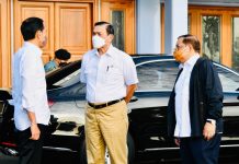 Presiden Jokowi Kunjungi Sumsel Presiden Jokowi bersama sejumlah menteri sebelum bertolak ke Sumsel, Senin (24/01/2022). (Foto: BPMI Setpres/Laily Rachev)