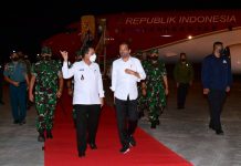 Dari Sumsel, Presiden Jokowi Lanjutkan Kunker ke Kepulauan Riau Bertemu PM Singapura Presiden Jokowi dan rombongan tiba di Bandara Raja Haji Fisabillah, Tanjungpinang, Kepri, Senin (24/01/2022) malam. (Foto: BPMI Setpres/Muchlis Jr)
