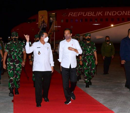 Dari Sumsel, Presiden Jokowi Lanjutkan Kunker ke Kepulauan Riau Bertemu PM Singapura Presiden Jokowi dan rombongan tiba di Bandara Raja Haji Fisabillah, Tanjungpinang, Kepri, Senin (24/01/2022) malam. (Foto: BPMI Setpres/Muchlis Jr)