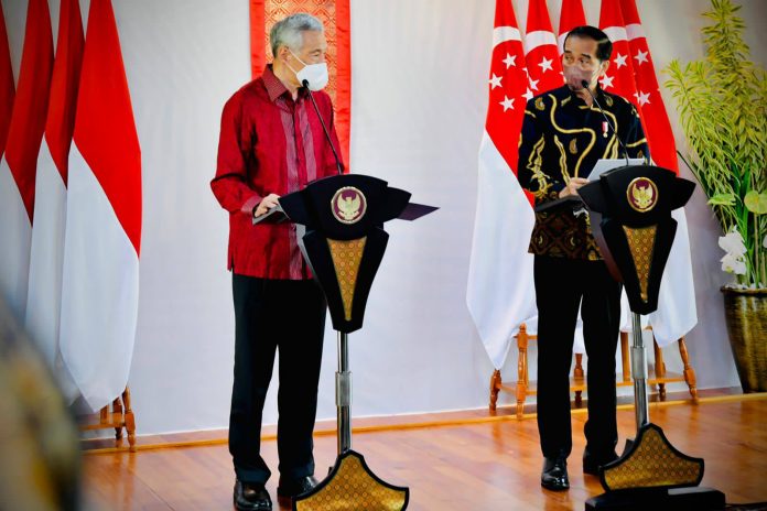 Presiden Jokowi berbincang dengan PM Singapura Lee Hsien Loong, di The Sanchaya Resort Bintan, Kepri, Selasa (25/01/2022). (Foto: BPMI Setpres/Muchlis Jr)