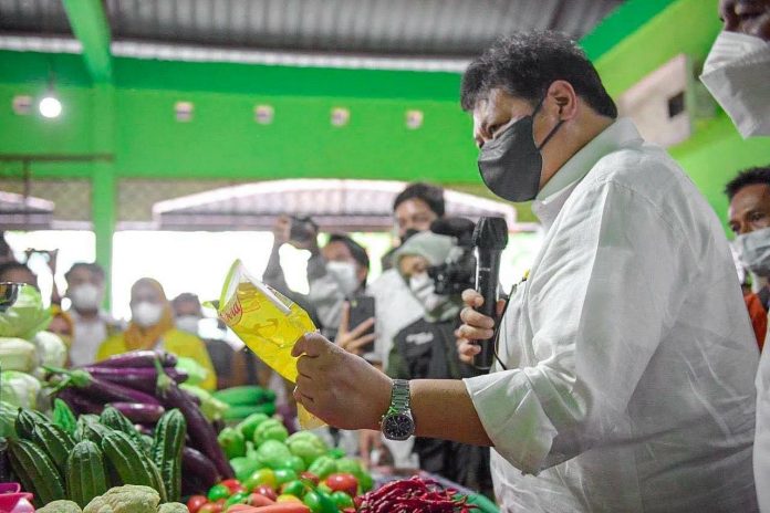 Menko Perekonomian RI Airlangga Hartarto lakukan operasi pasar guna melihat kondisi pasokan barang dan stabilitas harga,