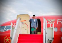 Ke Balikpapan, Presiden Hadiri Pengukuhan Pengurus PBNU dan Harlah Ke-96 NU Presiden Joko Widodo atau Jokowi saat bertolak menuju Provinsi Kalimantan Timur untuk melakukan kunjungan kerja, dari Bandar Udara Internasional Soekarno-Hatta, Tangerang, Banten, Senin (31/01/2022) pagi.