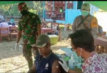 Pospamrahwan TNI AL Jajaran Lantamal XI Kawal Serbuan Vaksin Maritim Selatan Papua Pangkalan Utama TNI AL XI Merauke dikampung Sumuraman Muara Yuliana Distrik Minyamur Kabupaten Mappi, mengelar vaksinasi bagi warga kampung.