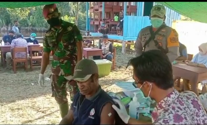 Pangkalan Utama TNI AL XI Merauke dikampung Sumuraman Muara Yuliana Distrik Minyamur Kabupaten Mappi, mengelar vaksinasi bagi warga kampung.