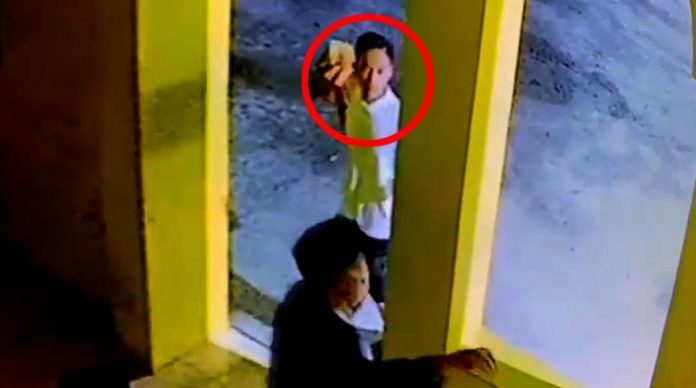 Hasil tangkap layar dari rekaman CCTV pelaku berinisial AN (22) saat menganiaya imam masjid berinisial YS (71) di Belopa, Luwu, Sulawesi Selatan