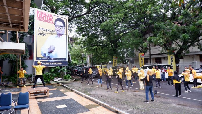 Kegiatan Launching Golkar Sehat dan Teras Kuning dikemas dalam bentuk senam di pelataran sekertariat DPD II Golkar Makassar Jl. Lasinrang No.59 Kelurahan Mangkura, Kecamatan Ujung Pandang.