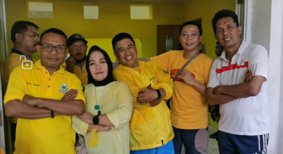 Warni Saharuddin Pimcam  Ujung Pandang DPD II partai Golkar Makassar saat bersama para Pimcam di Dapil 1 kota Makassar saat kegiatan launching Golkar Sehat dan Teras Kuning. Minggu, (2/1)