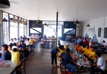 Teras Kuning, Nurhaldin Ini akan Lebih Mendekatkan Pengurus DPD II Golkar Makassar dengan Pimcam dan Pimlur Ketua DPD II Partai H. Munafri Arifuddin saat ditemani pengurus DPD II Golkar Makassar dan Pengurus Pimcam - Pimlur Dapil 4 kota Makassar di Warkop Sija Borong. Senin, (3/1)