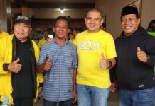 Gabung Golkar, Eks Ketua PAC Perindo Sebut Appi Petarung, AWT Komandan Bapilu Bangun Kekuatan Partai Eks Ketua PAC Partai Perindo, Rizal (baju biru bergaris) memutuskan bergabung dengan Partai Golkar Makassar.