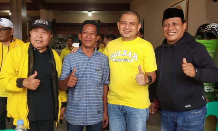 Eks Ketua PAC Partai Perindo, Rizal (baju biru bergaris) memutuskan bergabung dengan Partai Golkar Makassar.